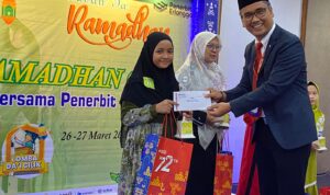 Foto Saat Ayanda (jilbab hitam) menerima Hadiah dari Penerbit Erlangga